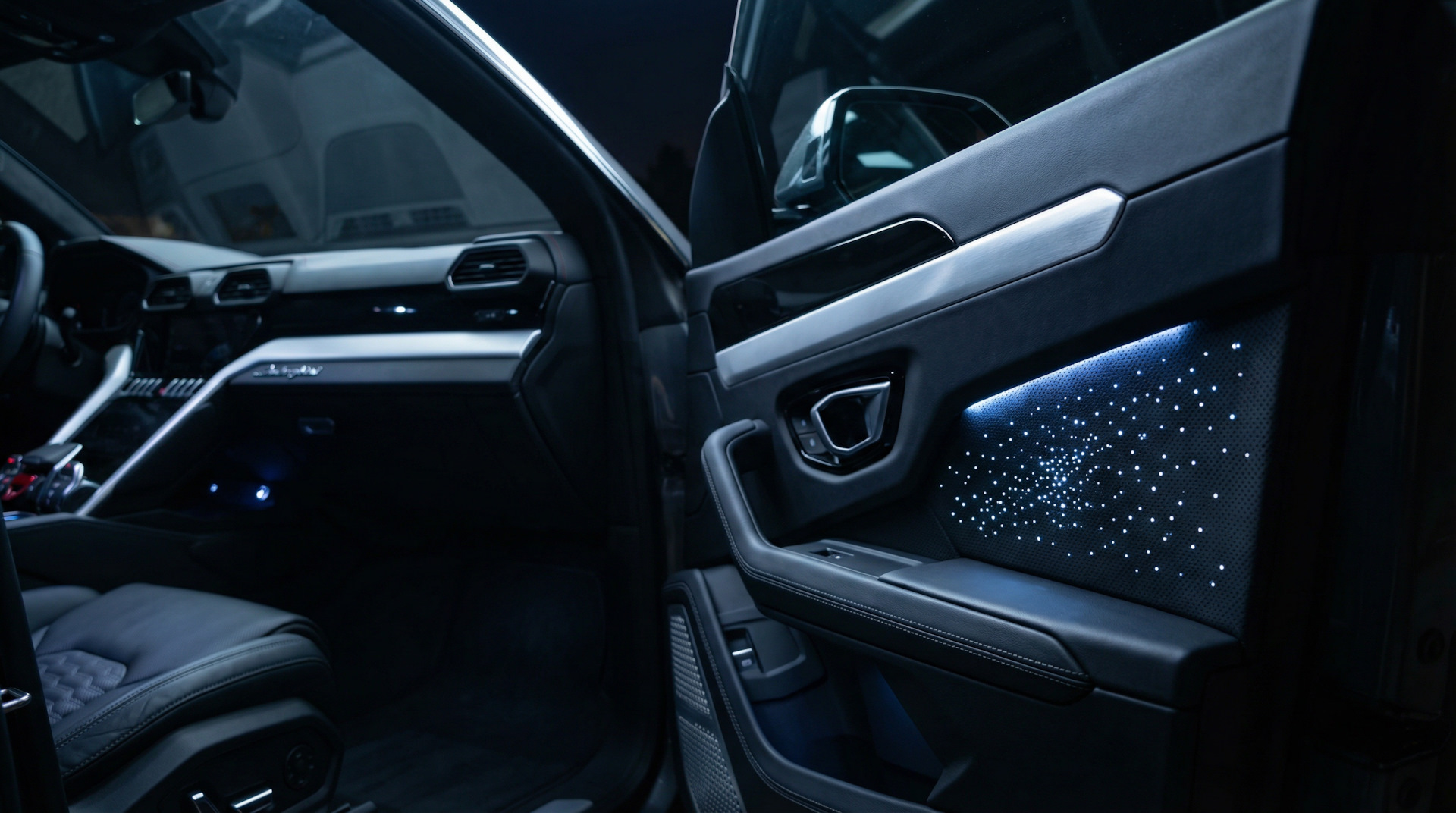 Звёздное небо в дверях автомобиля