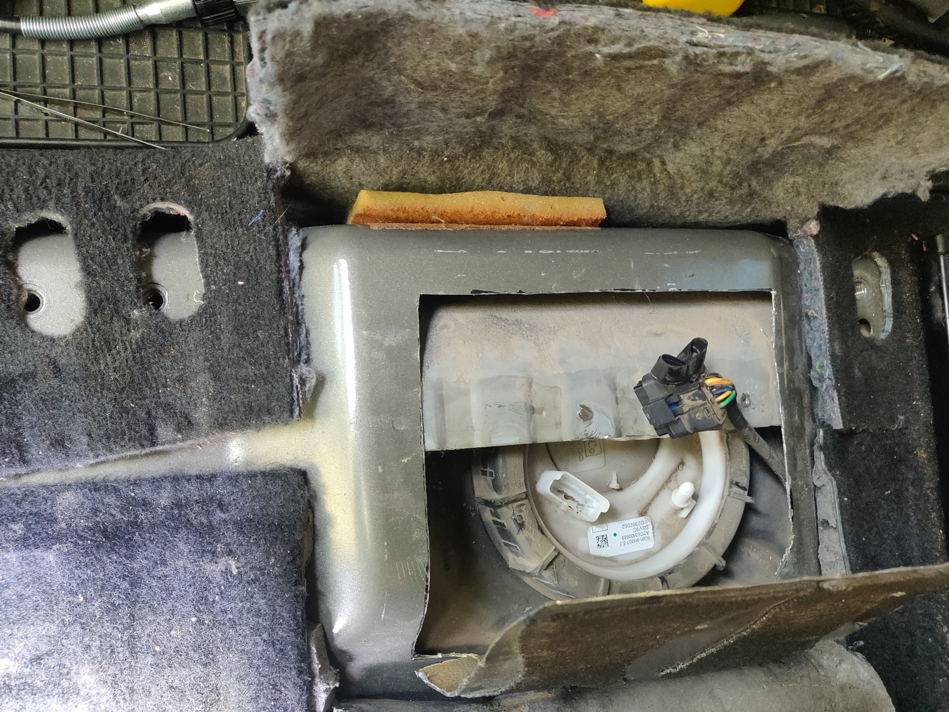 Глохнет сразу при попытке завести. Заводится после того как остыла ...