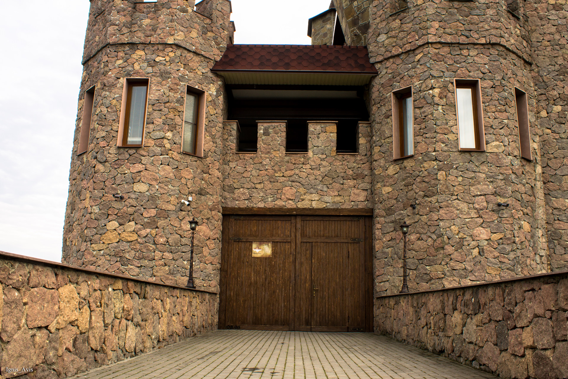 каменный замок геншин. замок пил остров мэн. руины монастыря. большое дерево в замке. крепость из камня.