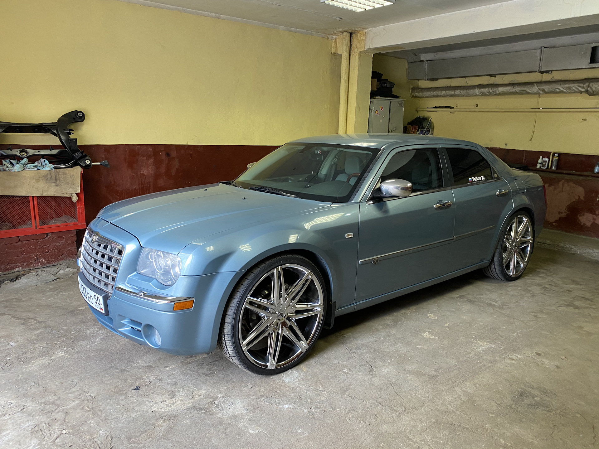 Chrysler 300c vs Bentley