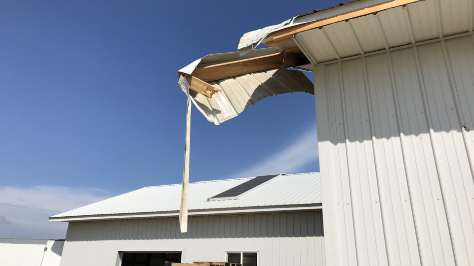 Ремонт стоил 350$. Амиши. Простые добрые люди! У америкосов это стоило бы примерно тысячи 2-3$$ В компании есть страховка на такие случаи. Я бы мог не платить, а использовать страховку. Но решил не портить свой чистый статус, поэтому заплатил сам. В принципе то это совсем небольшие деньги для моей работы — Kenworth T2000