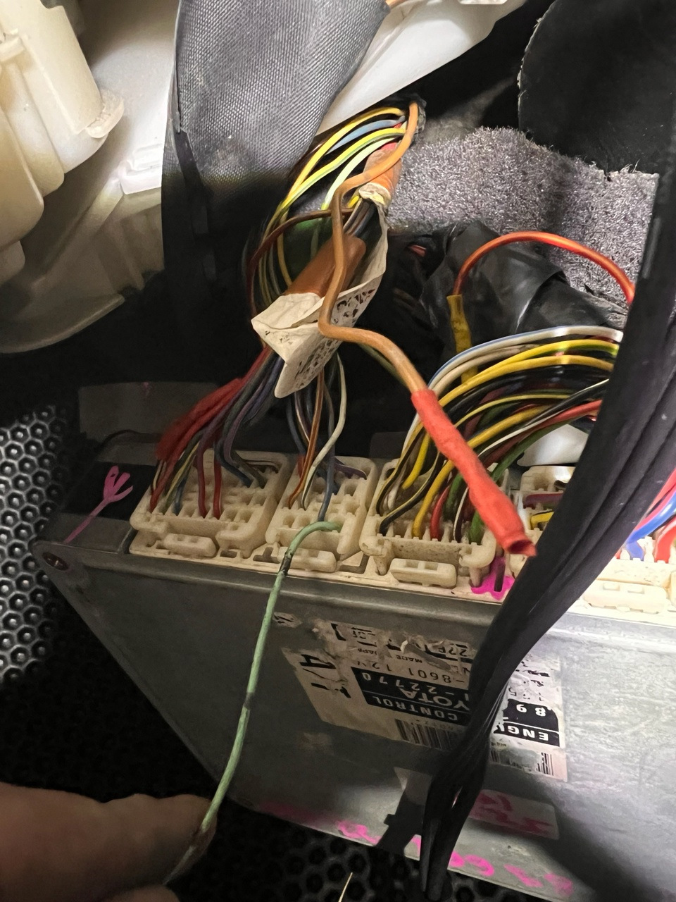 Подключаемся в 4-й пин к этой фишке. Это сигнал FPR, провод с подходящим пином я взял из донорской косы — Toyota Chaser (100)