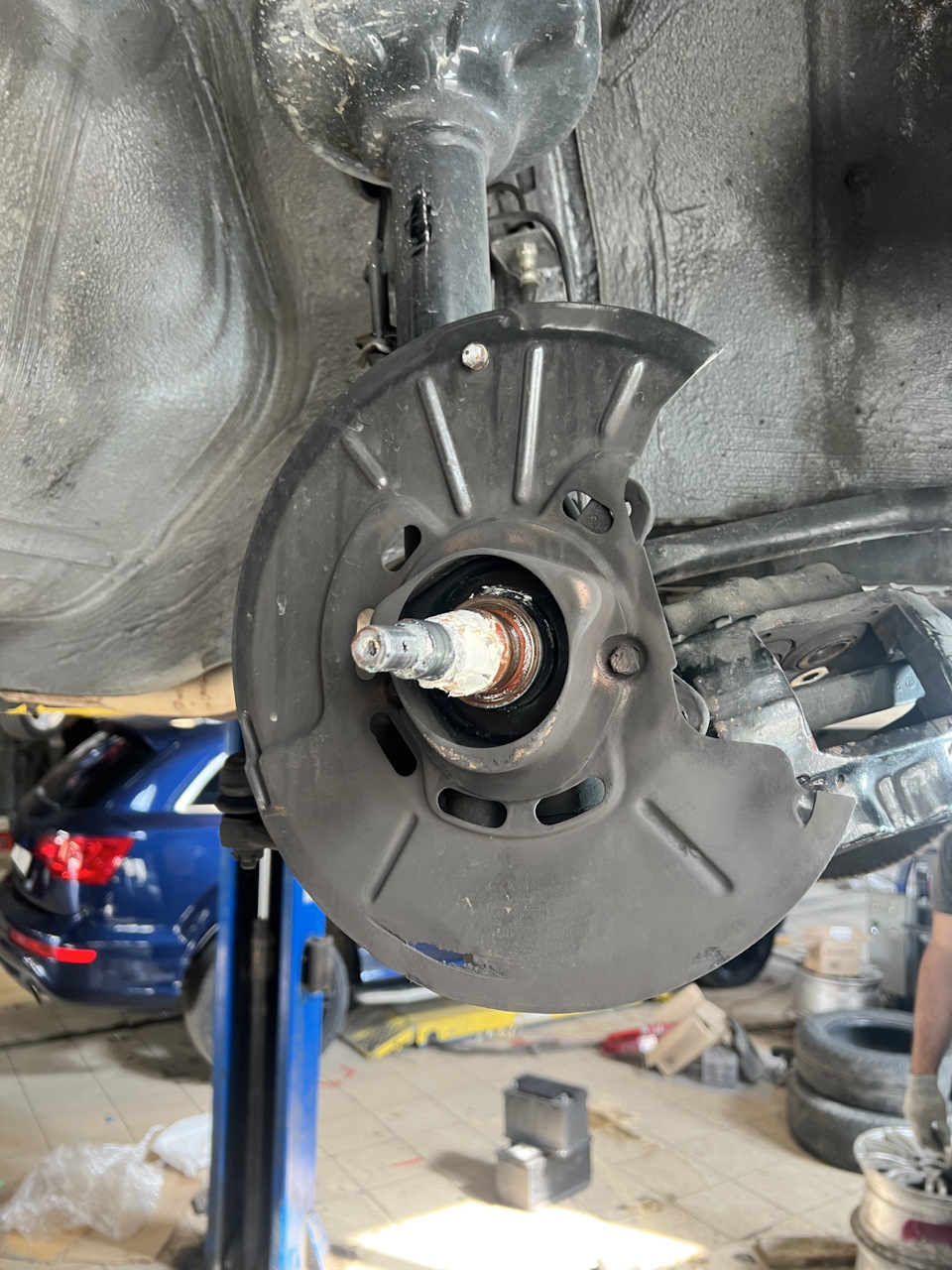 Замена щитка тормозного диска — BMW 7 series (E23), 2,8 л, 1984 года ...