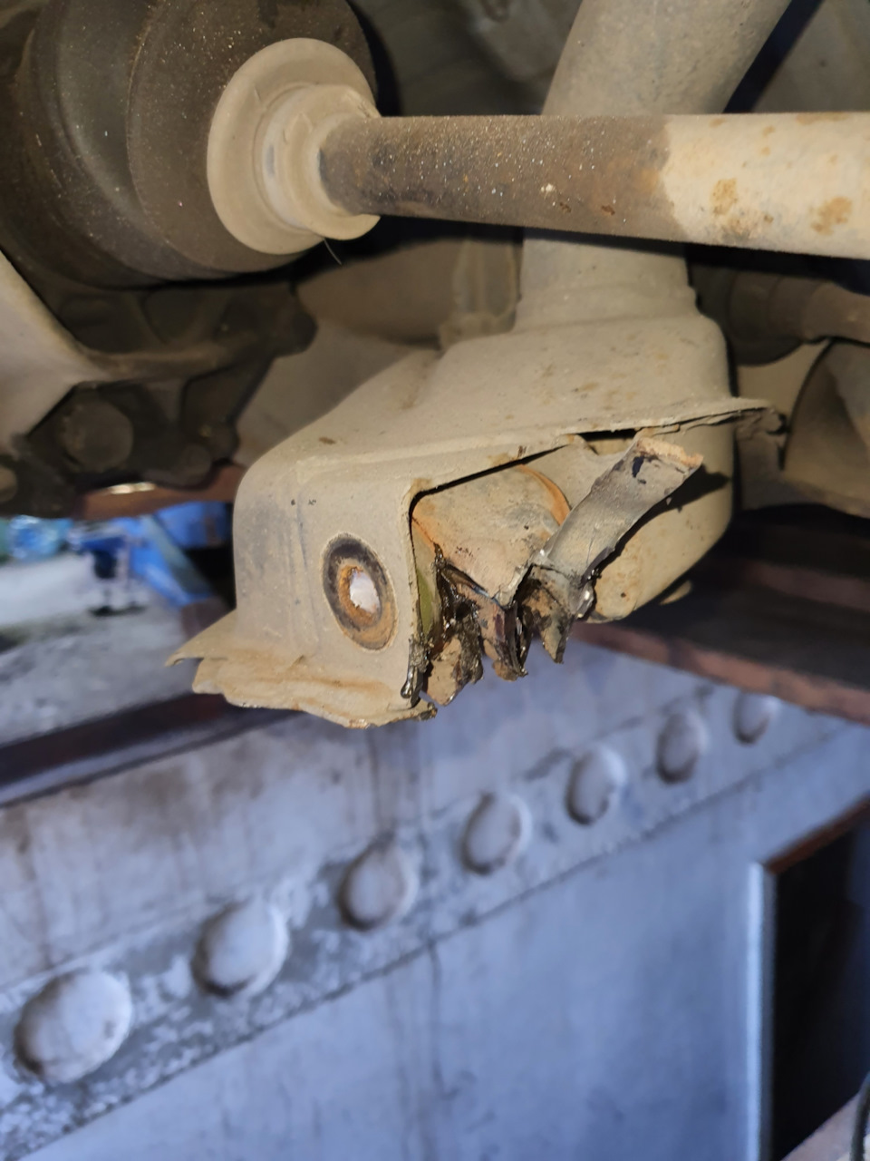 Как выкрутить обломанный болт из подрамника. — Toyota Vitz (10), 1 л ...