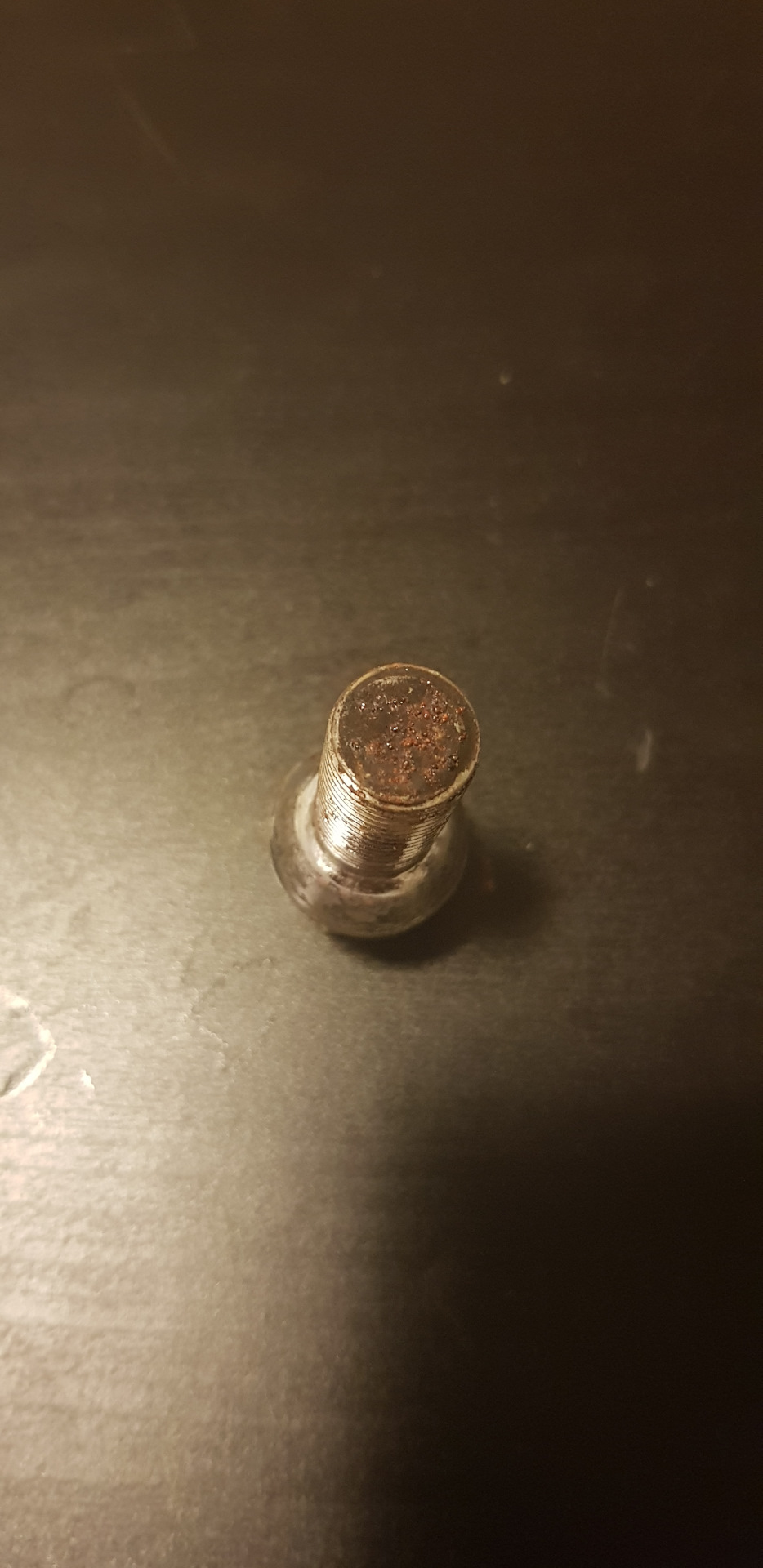 Чистка болтов литых колесных дисков — Volkswagen Polo Sedan, 1,4 л ...