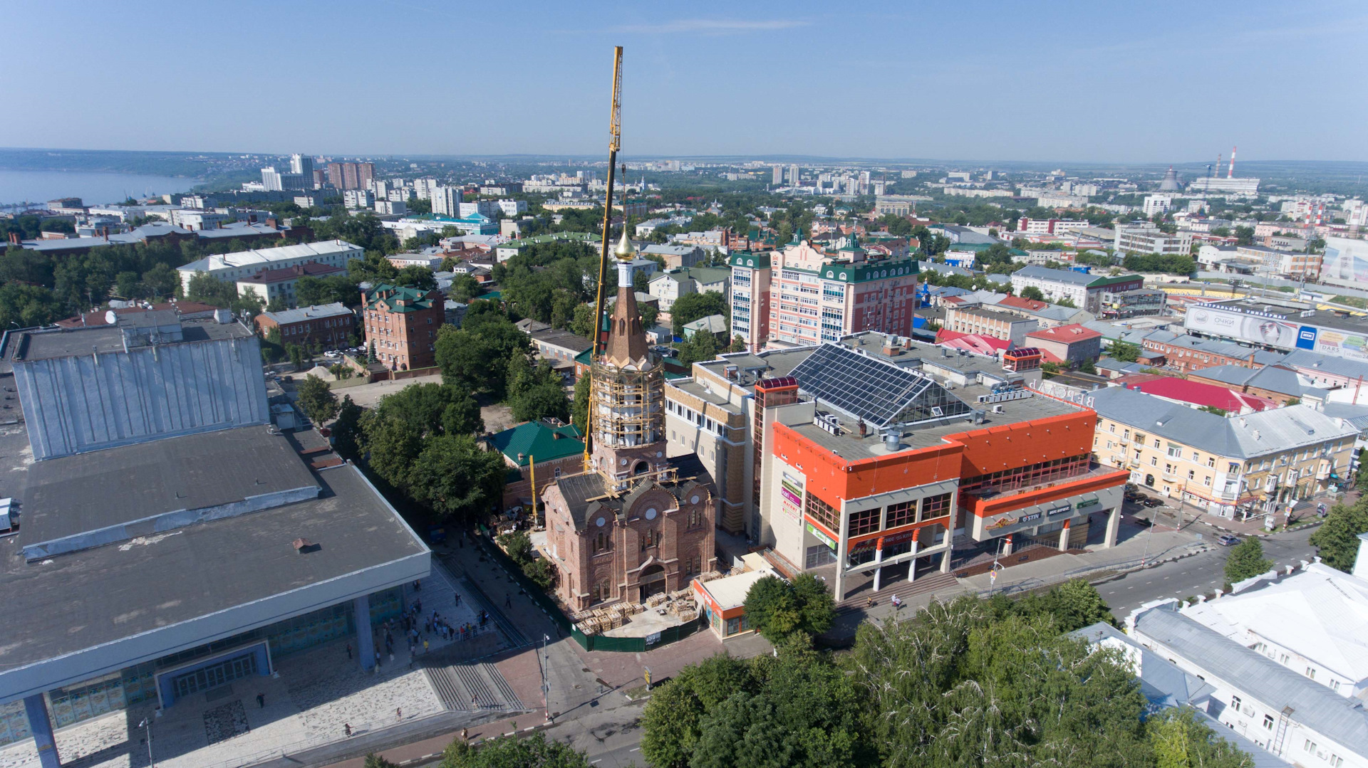 Ульяновск установка. Надвратный храм Ульяновск. Церковь у Версаля Ульяновск. Храм Ульяновск около Версаля. Ульяновск Спасский женский монастырь колокольня.