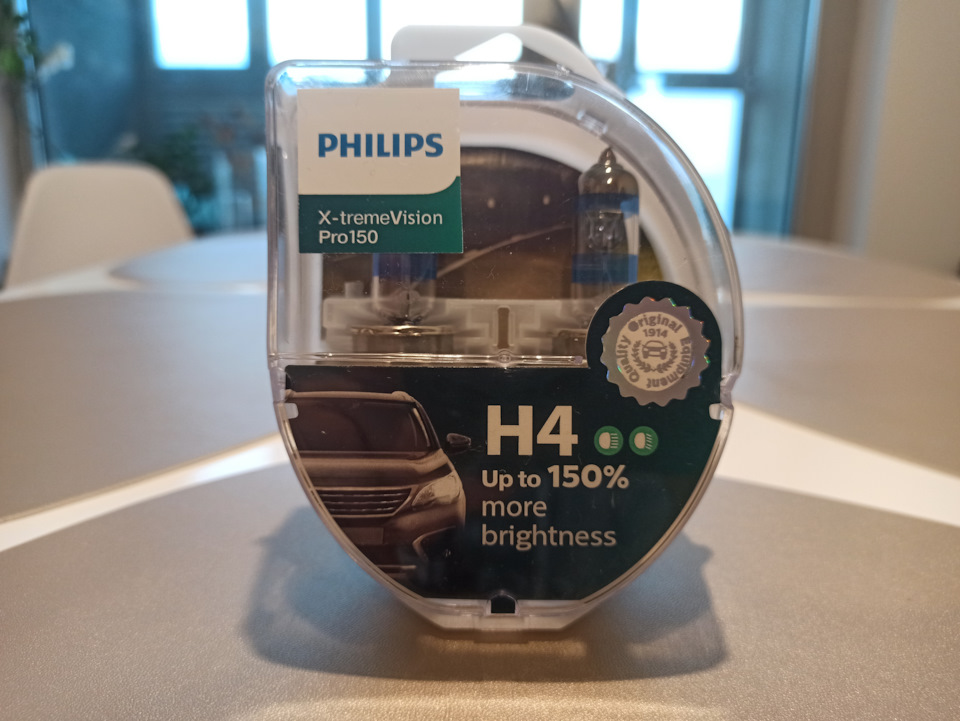 Филипс 150. Philips x-treme Vision pro150. Philips x-treme Vision pro150 в машине. Лампа hb4 x-treme Vision pro150 как светится.
