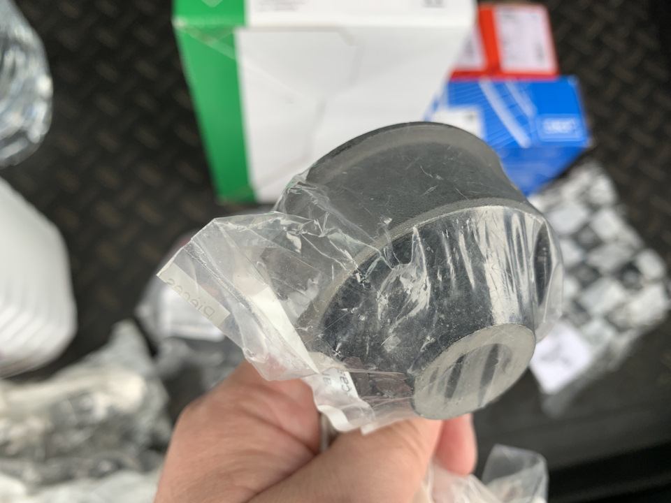 Сайлентблок CITROËN/PEUGEOT 352392 — Peugeot 308 (1G). Запчасти на фото: 352392