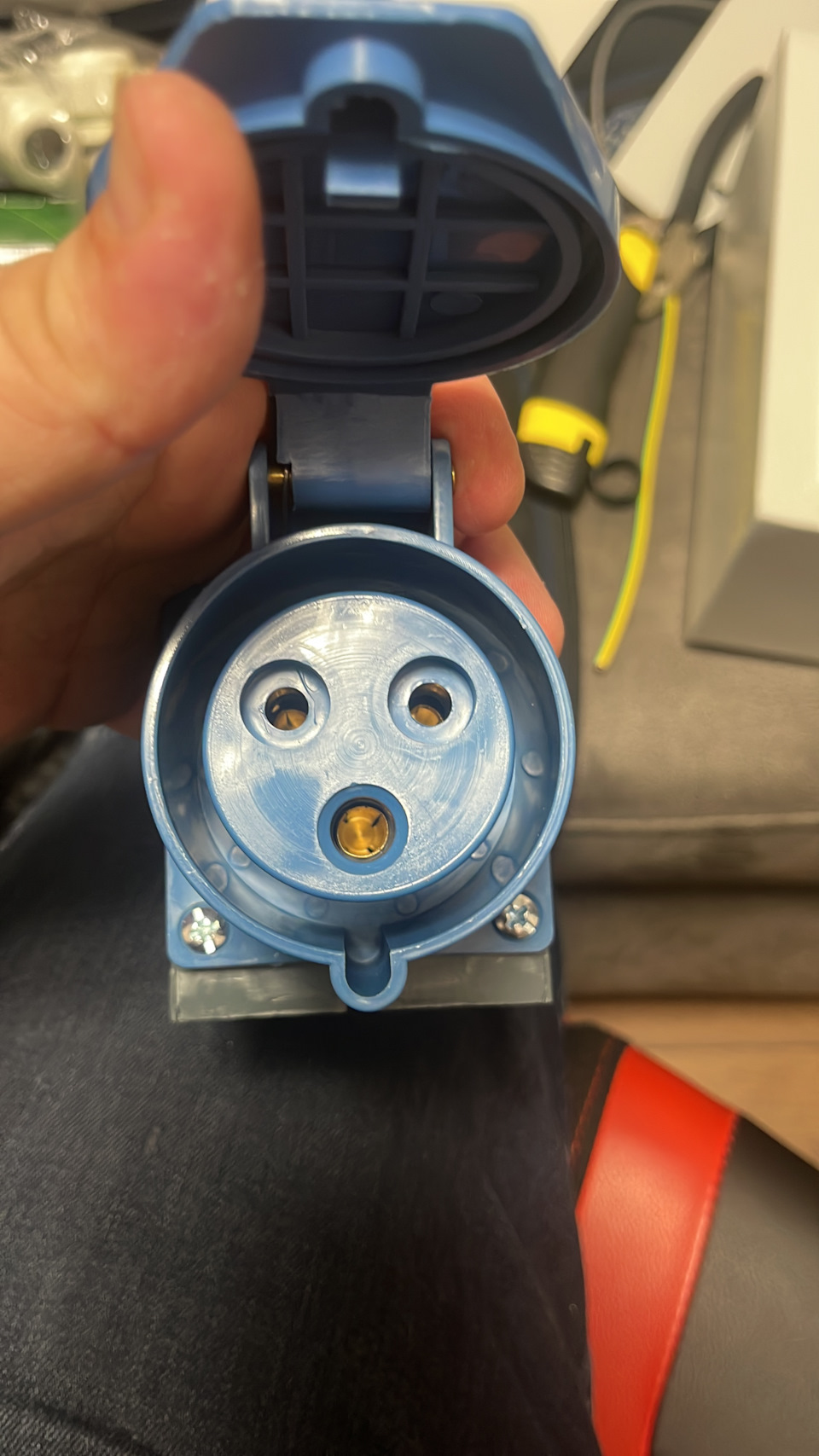 Розетка на 32А — Zeekr X