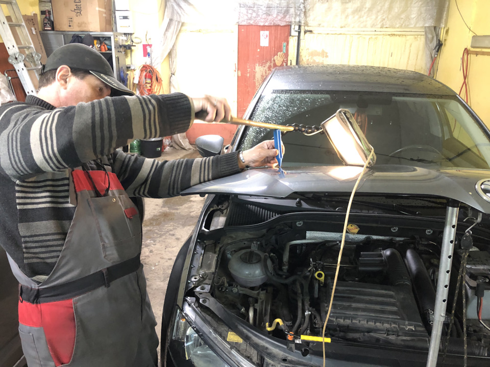 Skoda Octavia a7 вмятина на капоте от плитки — Bezpokras на DRIVE2