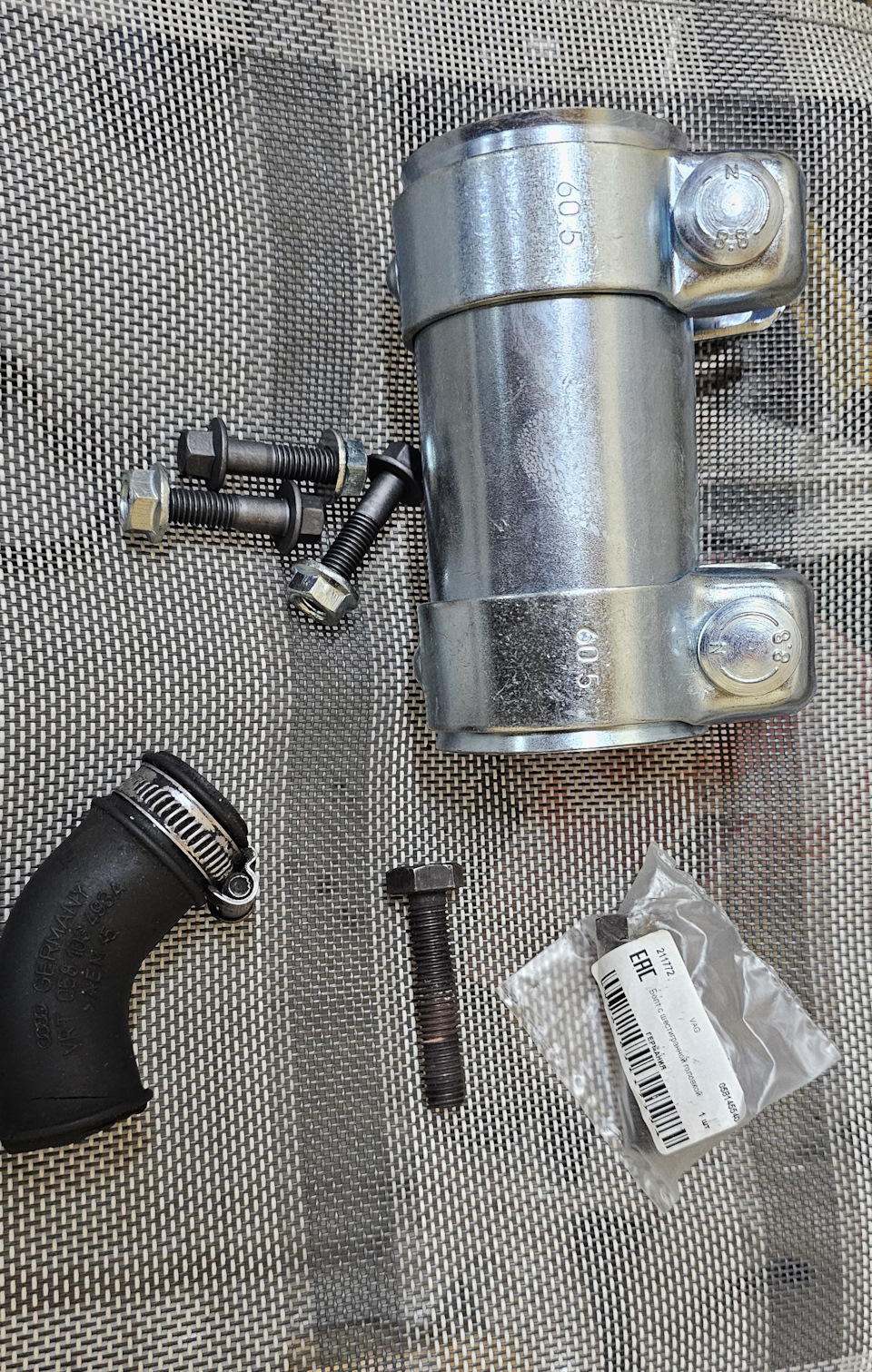 Новые запчасти, патрубок, хомут, болты — Volkswagen Passat B5. Запчасти на фото: 058145540