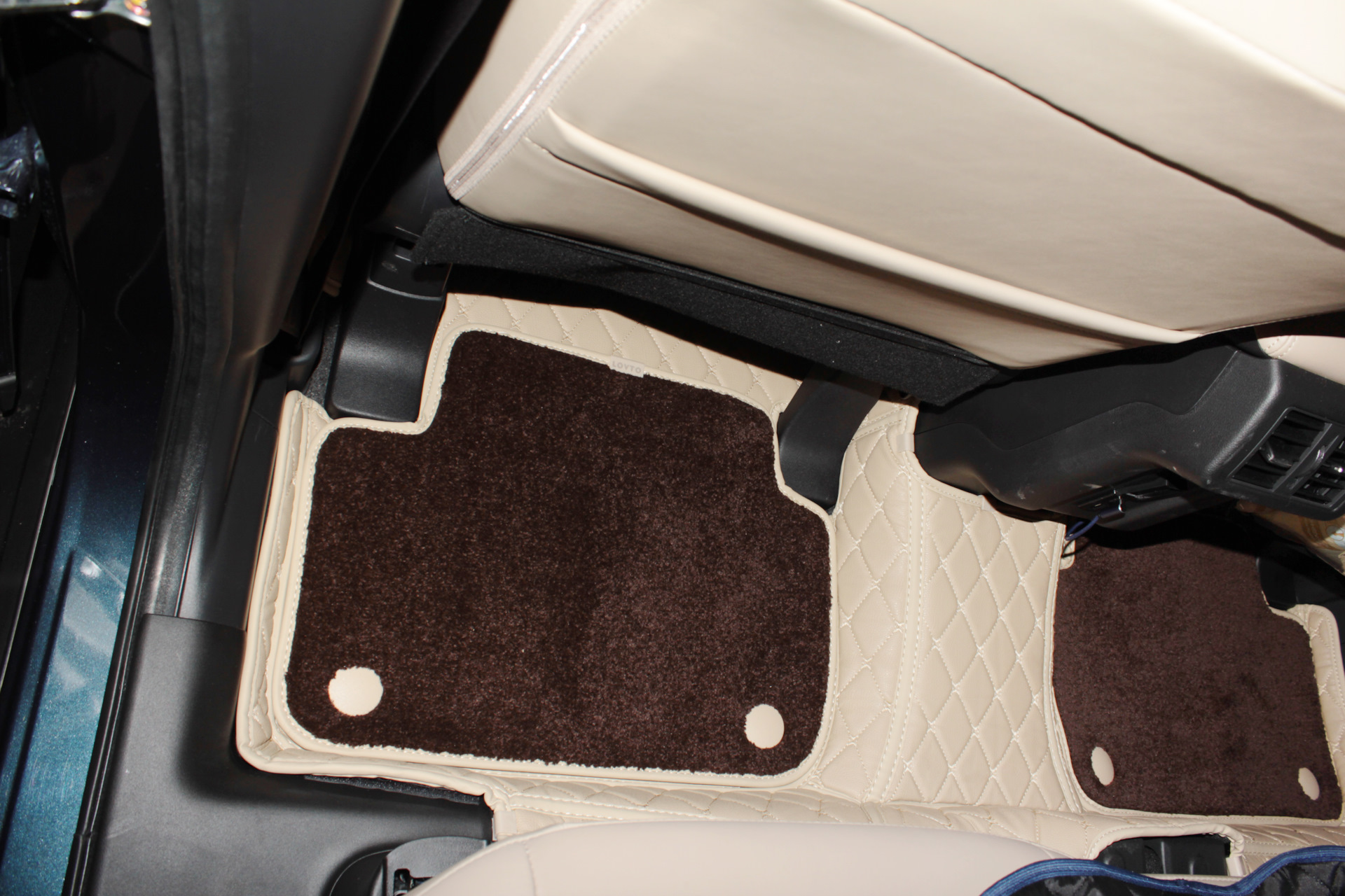 3D ковры из экокожи для Mitsubishi Outlander — Lovto на DRIVE2
