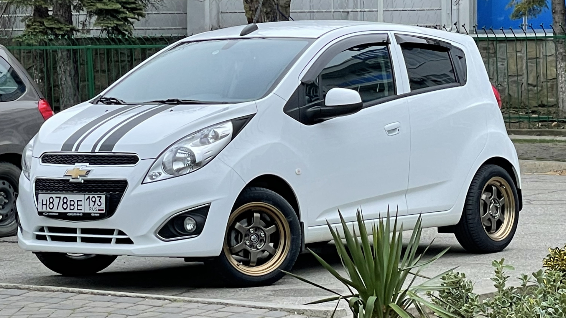 Замена spark. Chevrolet Spark m300. Spark передний вид белый.