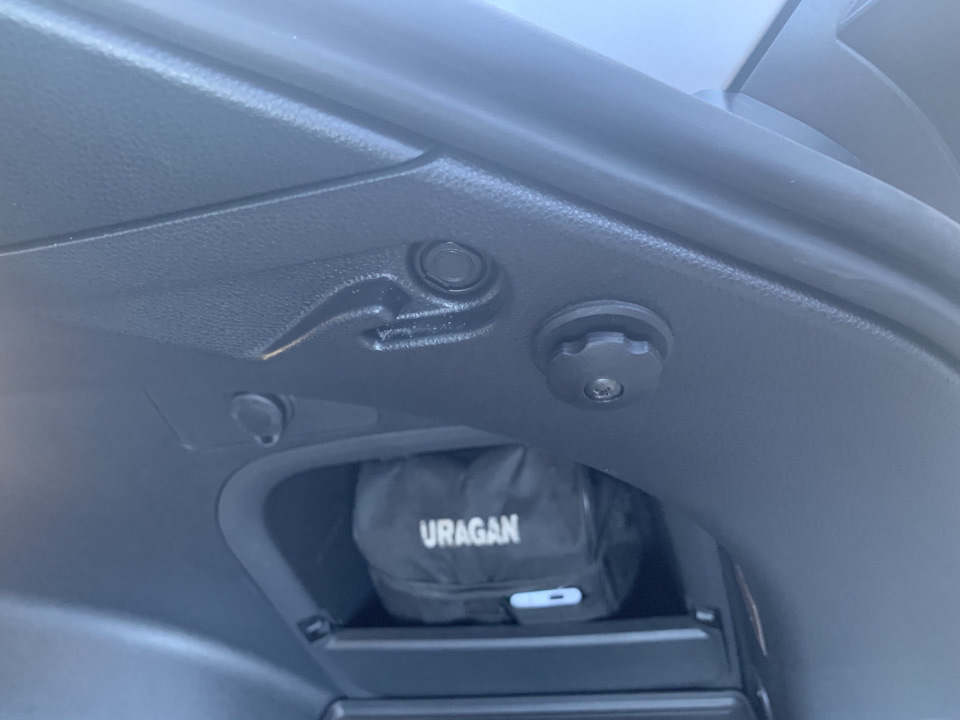 Клипса багажника в районе шторки — Toyota RAV4 (5G), 2,5 л, 2021 года ...