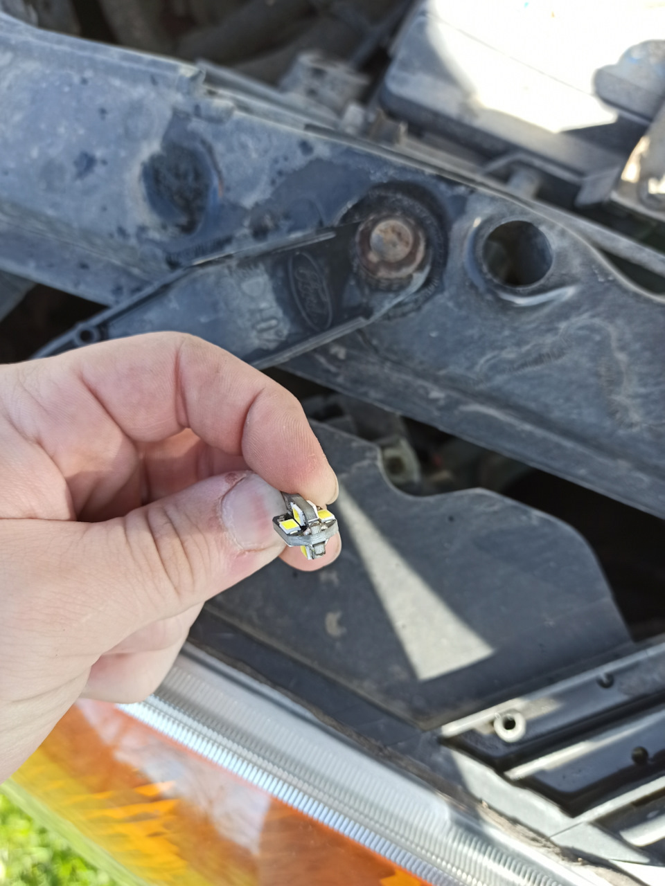 Замена лампочек габаритов — Ford Fusion, 1,4 л, 2008 года | аксессуары ...