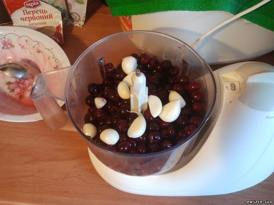 острый вишневый соус к мясу рецепт. lwAAAgDXM A 960. острый вишневый соус к мясу рецепт фото. острый вишневый соус к мясу рецепт-lwAAAgDXM A 960. картинка острый вишневый соус к мясу рецепт. картинка lwAAAgDXM A 960. Из вишни к зимнему сезону готовить можно не только варенья и компоты, но и прекрасный кисло-сладкий соус к мясу. По вкусу ему проиграет любой магазинный кетчуп. Кроме того, блюда, приготовленные своими руками из натуральных продуктов, есть всегда приятнее. Знакомьтесь с несколькими вариантами приготовления этой подливки.