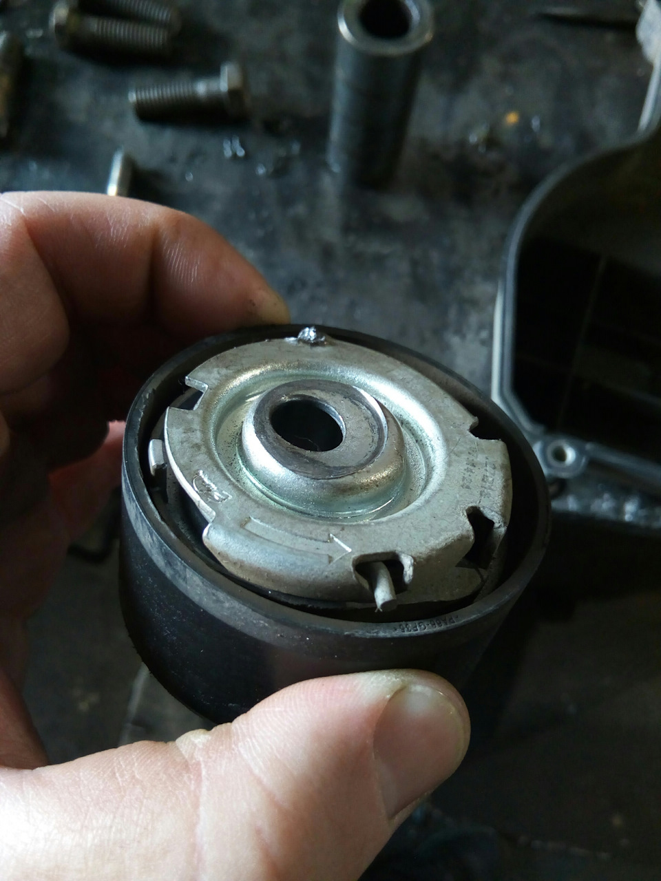 Замена натяжного ролика ремня ГРМ. — Lada Приора универсал, 1,6 л, 2012 ...
