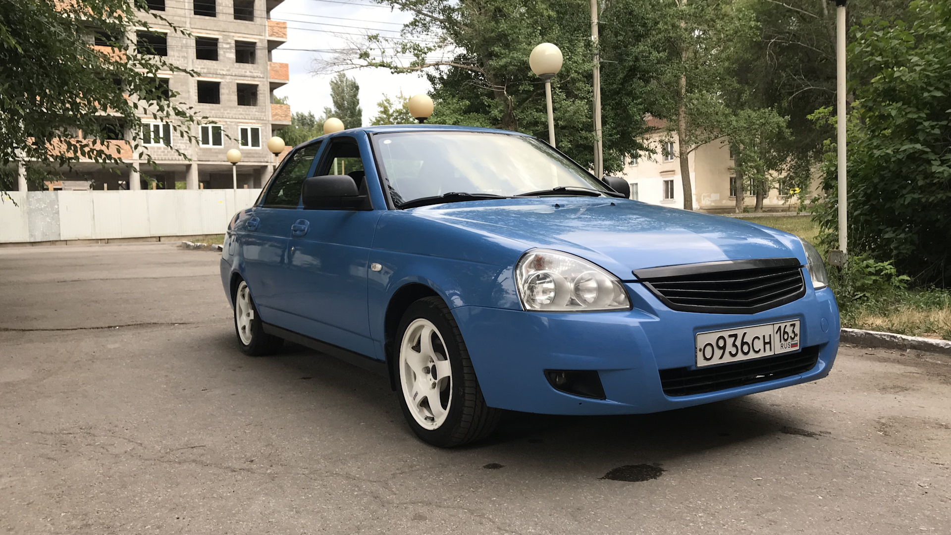 126 мотор приора. 126 мотор 16 клапанный. Приора трясется. Приора -120. Капот приора кварц.