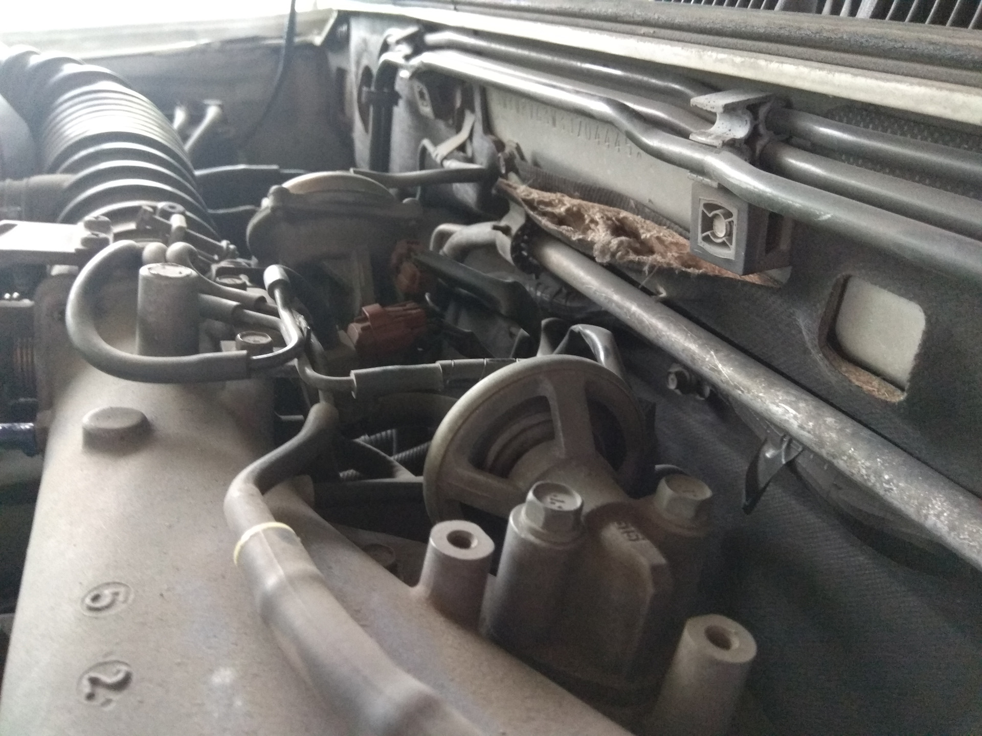 Паджеро 4 3. 5 вакуумные шланги. Подсос воздуха кия рио. Подсос через egr паджеро 3. Левая голове мицубиси паджеро 4 3,8л 6g75 крепёж кронштейна шланга гура.