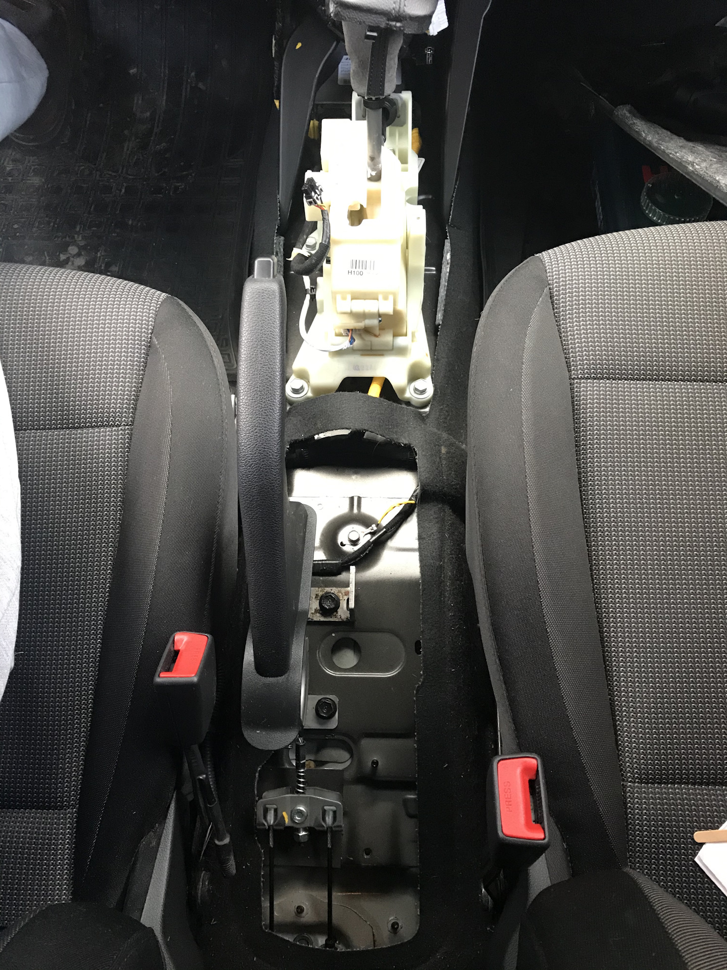 Как снять консоль солярис. Hyundai solaris снятие центральной консоли. Дефлектор центральной консоли hyundai solaris. Центральный тоннель солярис. Снять прикуриватель солярис 2.