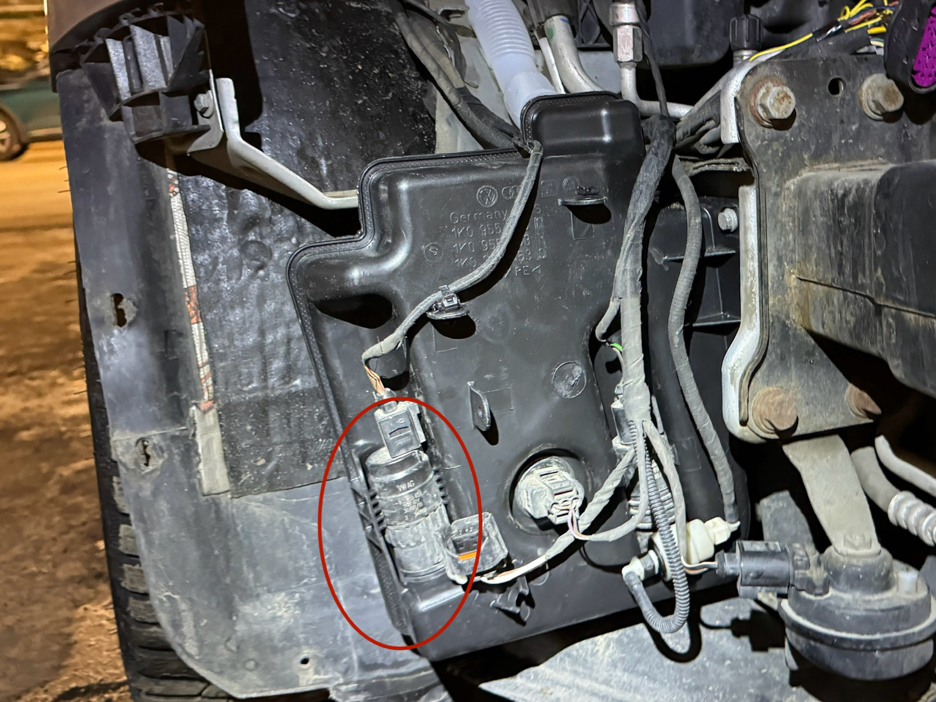 Бачок омывателя 5.5 литров FAIL — Volkswagen Jetta VI, 2 л, 2013 года ...