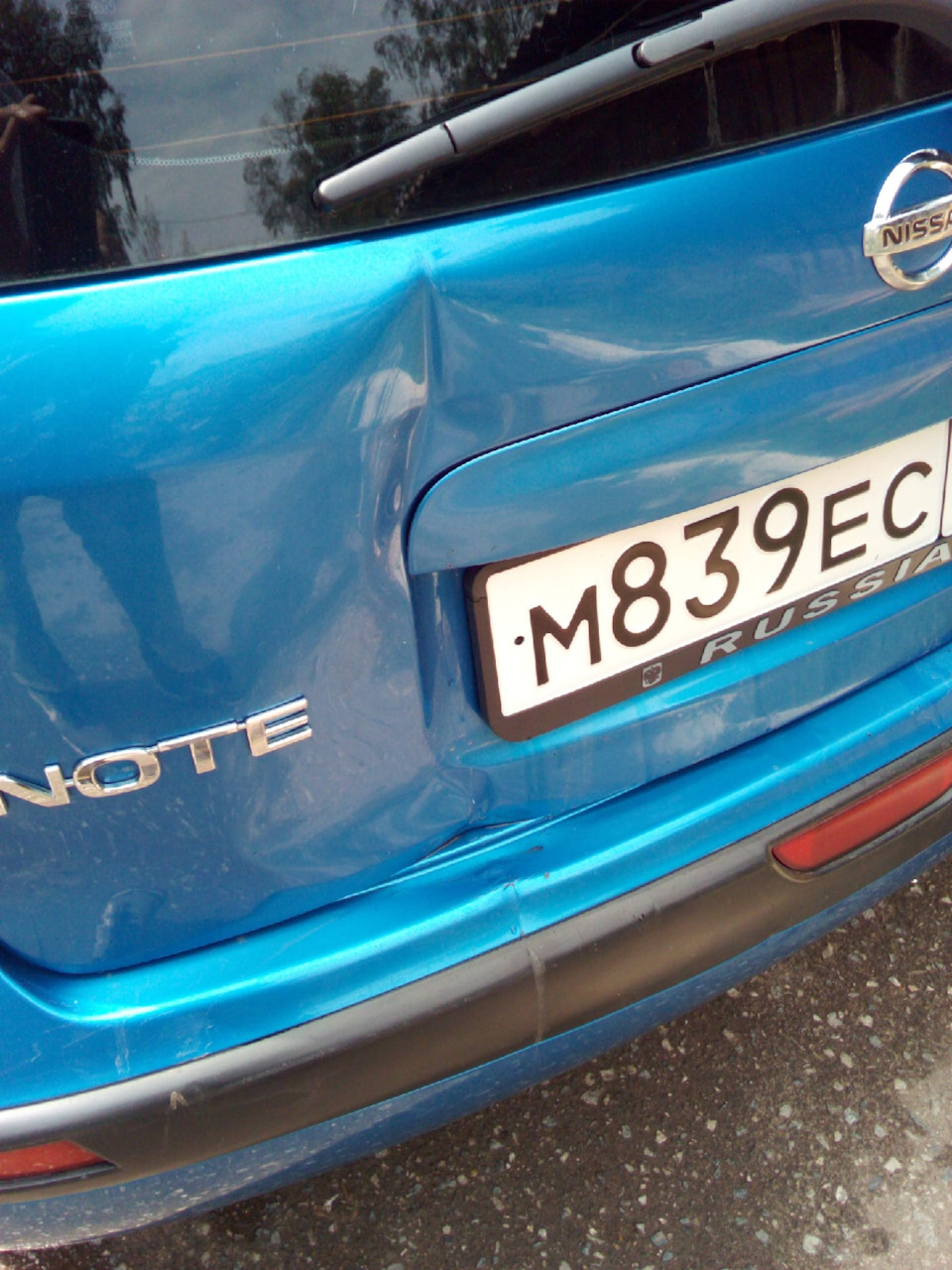 Дом выбежал на дорогу. — Nissan Note (1G), 1,4 л, 2006 года | ДТП | DRIVE2