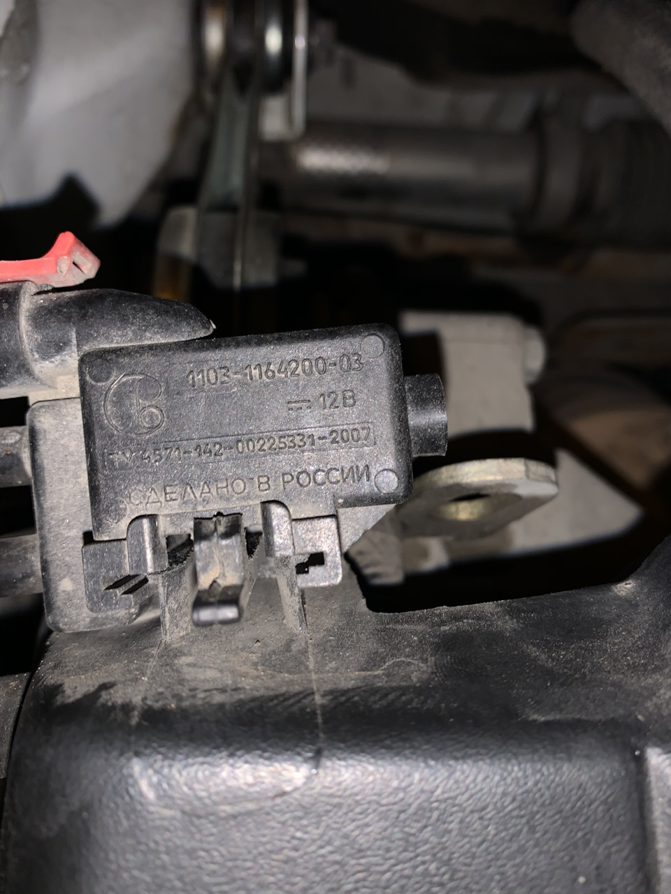 Замена клапана продувки адсорбера — Lada Приора седан, 1,6 л, 2014 года ...