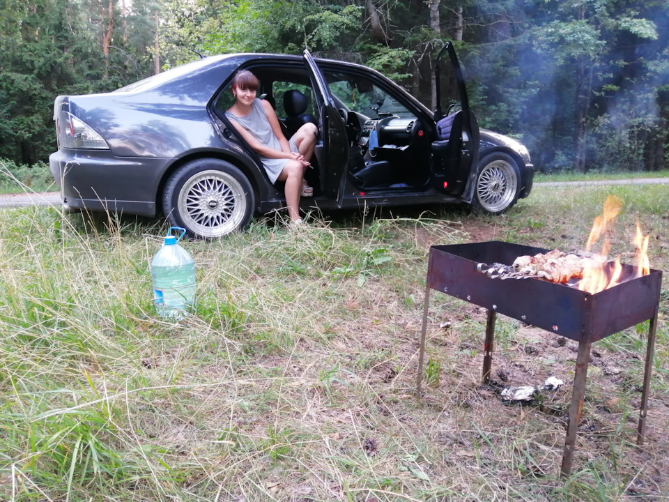 Отьездив весь город, и местные закаулки, привал,  — Lexus IS I