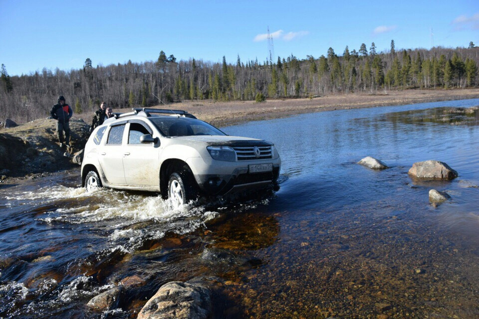 Берем брод толпой. Утопили две машины. Дастер, Toyota Hilux, УАЗ ...
