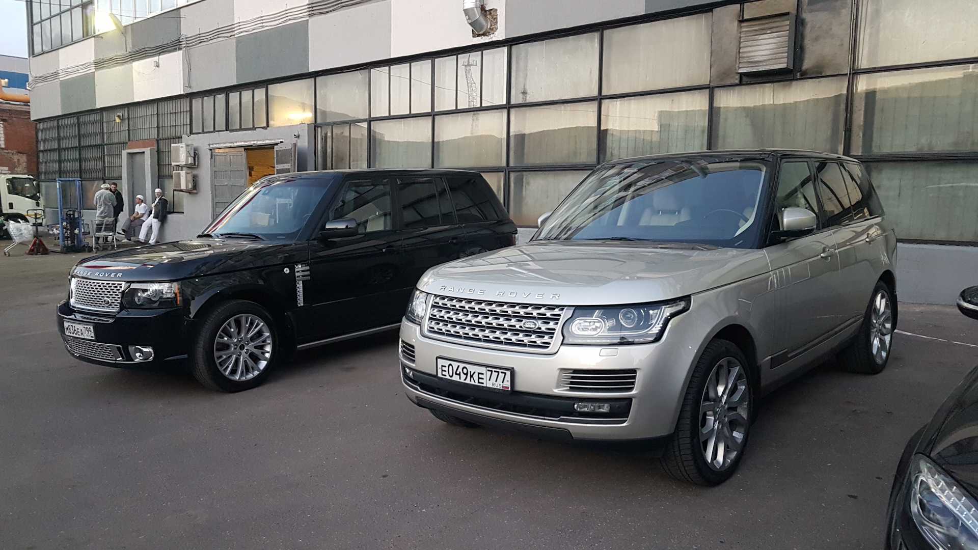 Range u. Роллс Ройс и Рендж Ровер. Range Rover vs Cullinan. Royce Rolls Cullinan против range Rover Autobiography. Rolls Royce Cullinan vs range Rover.