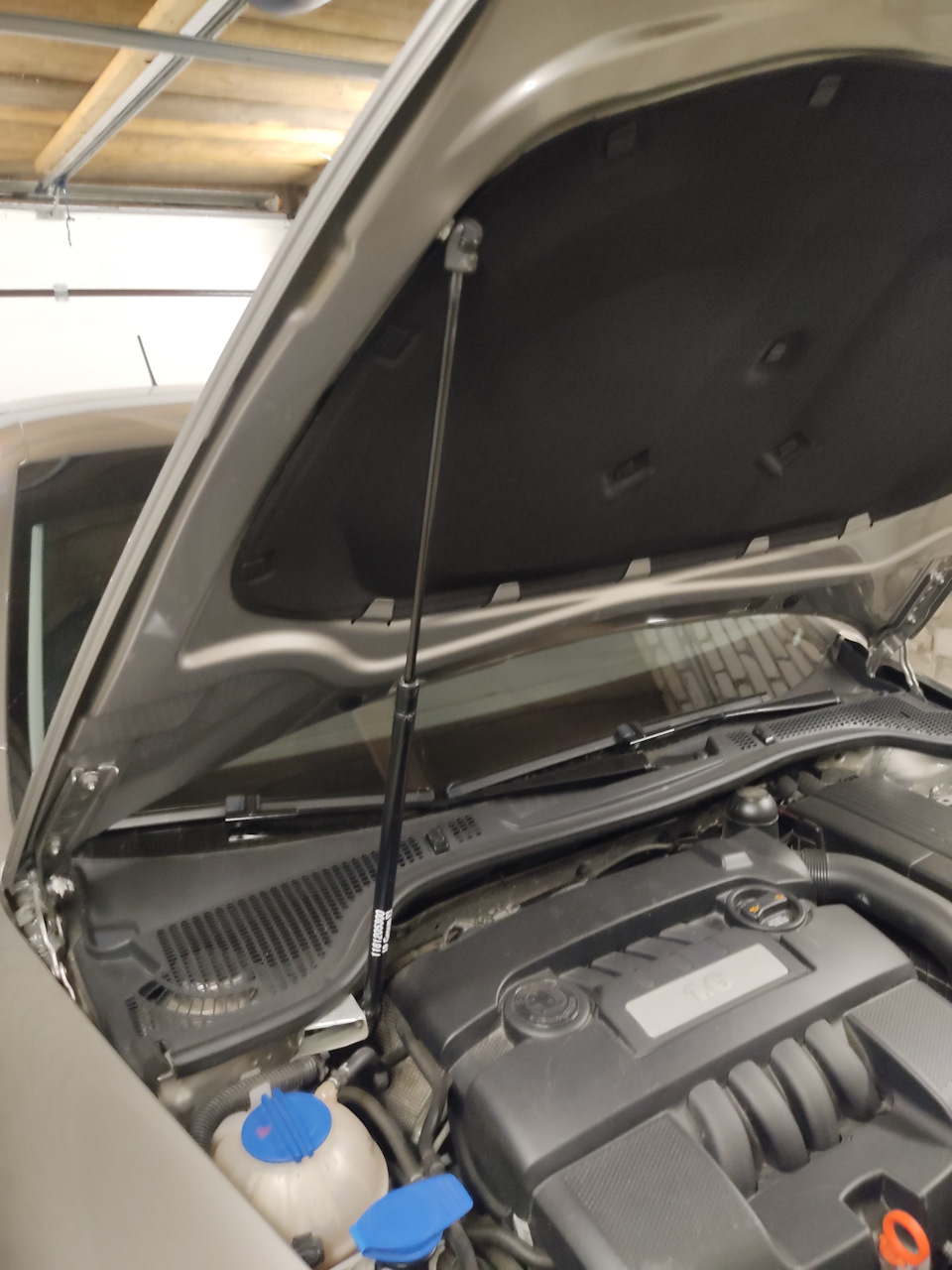 Газовый упор капота — Skoda Octavia A5 Mk2, 1,6 л, 2011 года | своими ...
