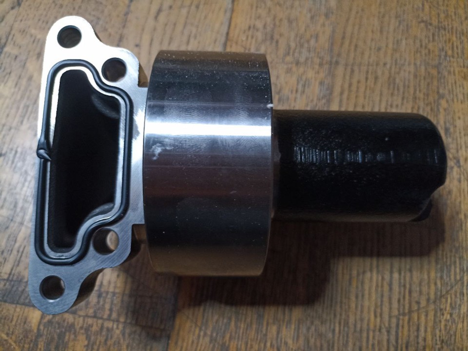 Можно ли по внешнему виду судить о качестве? Что приметил: неаккуратная склейка на резиновом уплотнителе, грубые следы обработки снизу на патрубке. Крутится мягко, есть небольшой осевой люфт: предполагаю, что так и должно быть — что-то вроде теплового зазора. Смазку не проверить — подшипник закрытый. — Toyota 4Runner (2G)