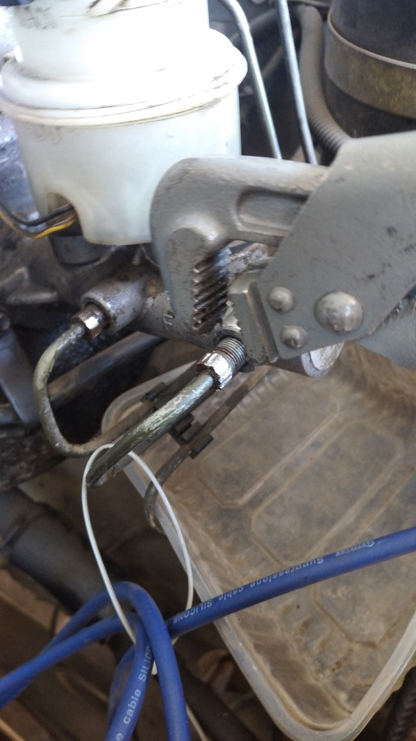 Проваливается педаль тормоза замена резинок главного тормозного ...