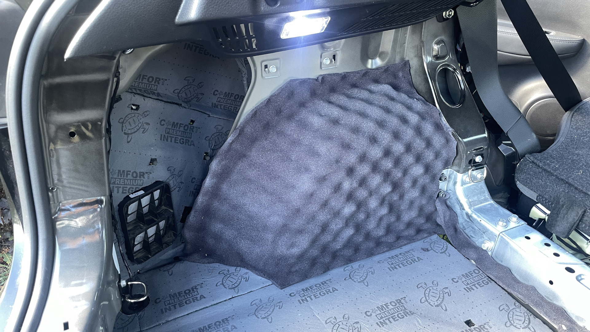 Автомобильная шумоизоляция. Шумоизолирующая дверь. Шумоизоляция пола хендай крета. Шумоизоляция номера автомобиля. Шумоизоляция багажника шумофф.