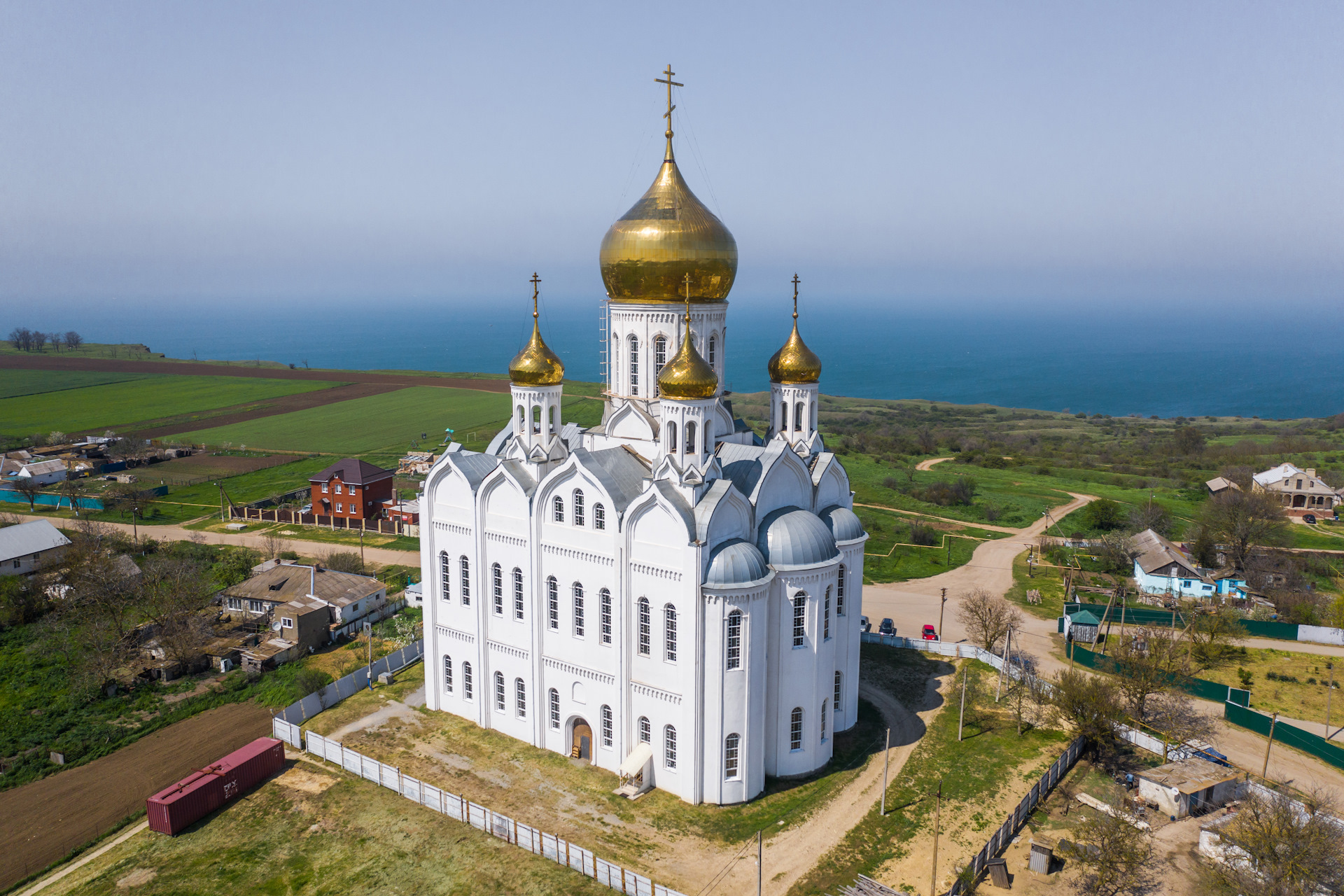 Темрюкский поселок. Приазовский монастырь Краснодарский край. Приазовский храм Темрюкский. Храм Троицы Живоначальной Приазовский. Храм Святой Живоначальной Троицы, посёлок Приазовский.