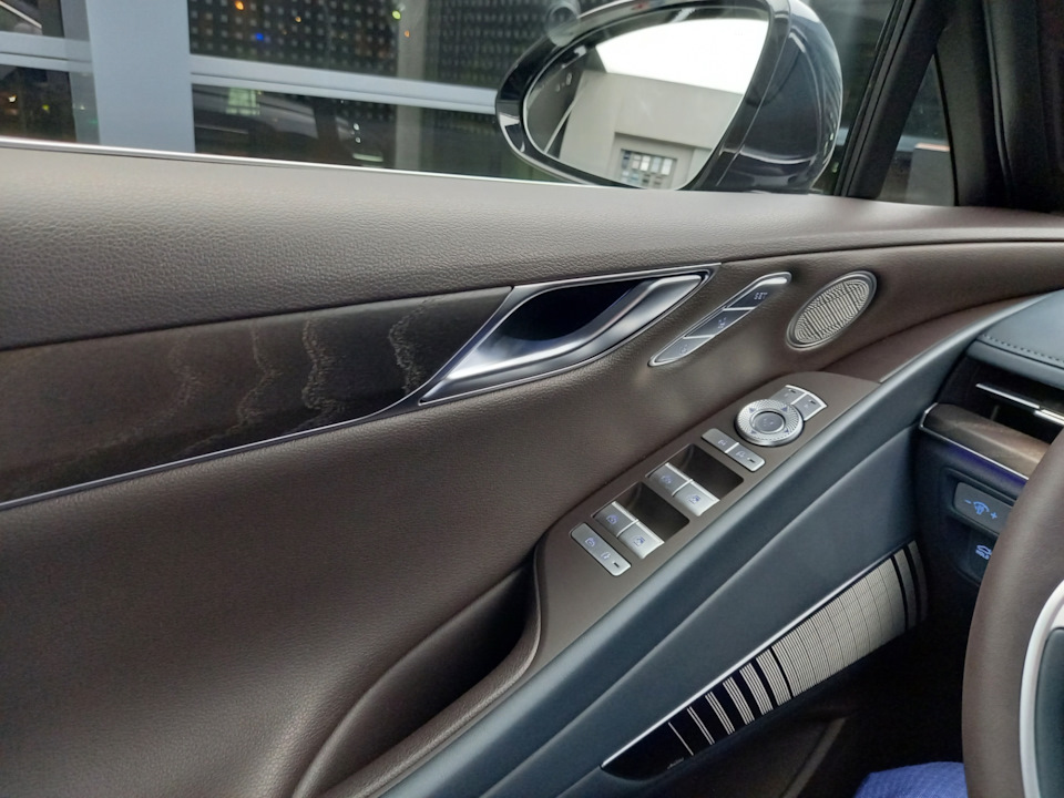 Видно насколько небольшое зеркало — Audi A6 (C8)