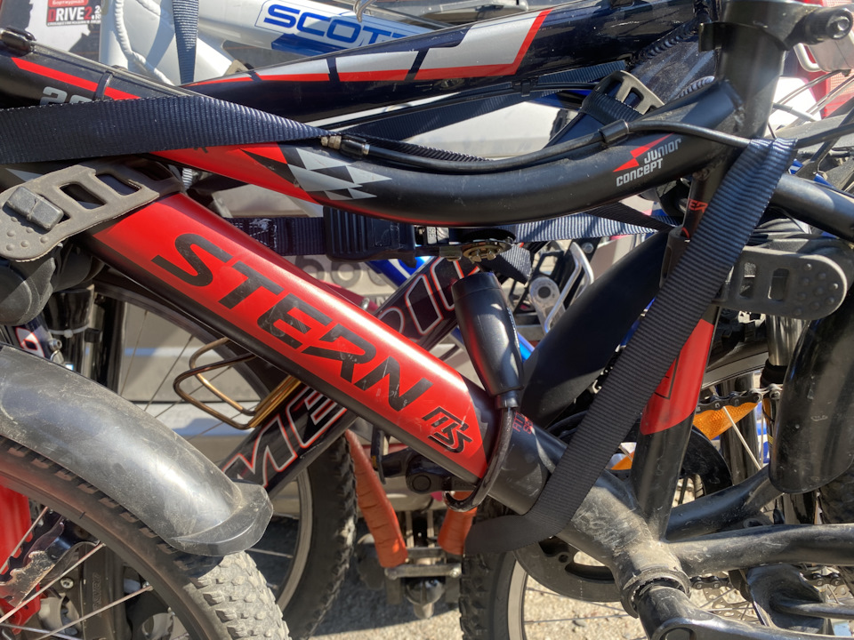 Ну и фиксация всего добра замком, чтобы можно было в тот же магазин сходить. Всё к тому же фаркопу. У меня замок 2 метра и мне хватило только пропустить через фаркоп и рамы, а надо бы ещё и через переднее колесо. — Nissan X-Trail I (t30)