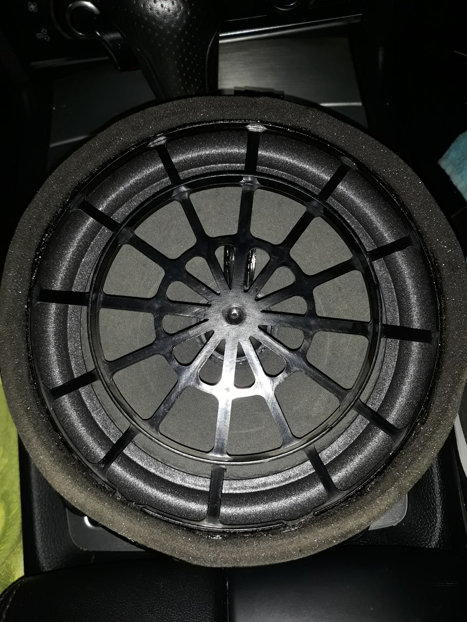 Замена подвеса переднего динамика. — Audi Q7 (1G), 3 л, 2007 года ...