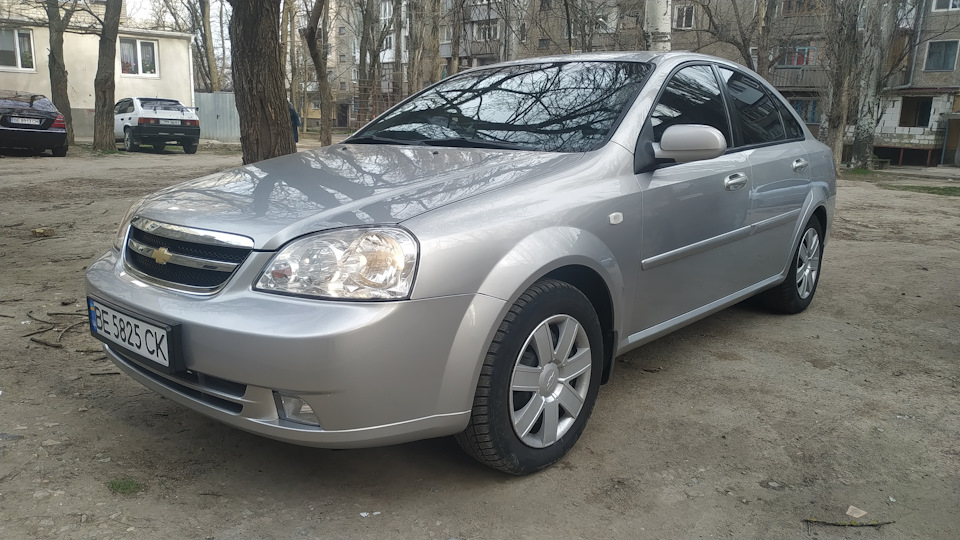 Шевроле лачетти седан 2012. Lacetti седан серебро. Лачетти 08 года машина. Литые диски на Шевроле Лачетти седан.