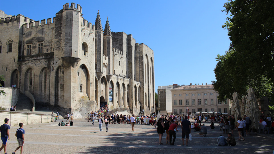 Папский дворец огромен. По идее это самое большое сооружение в готическом стиле, построенное в Средние Века. Но это неточно. Сколько раз я уже бывал в Авиньоне, но так и не посетил сам дворец. Обратите внимание на очередь. Пожалуй и сейчас мы только посмотрим на него снаружи… — Audi A4 (B9)
