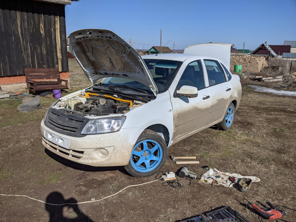 Замена заводского крыла на пластик — Lada Гранта, 1,6 л, 2013 года ...