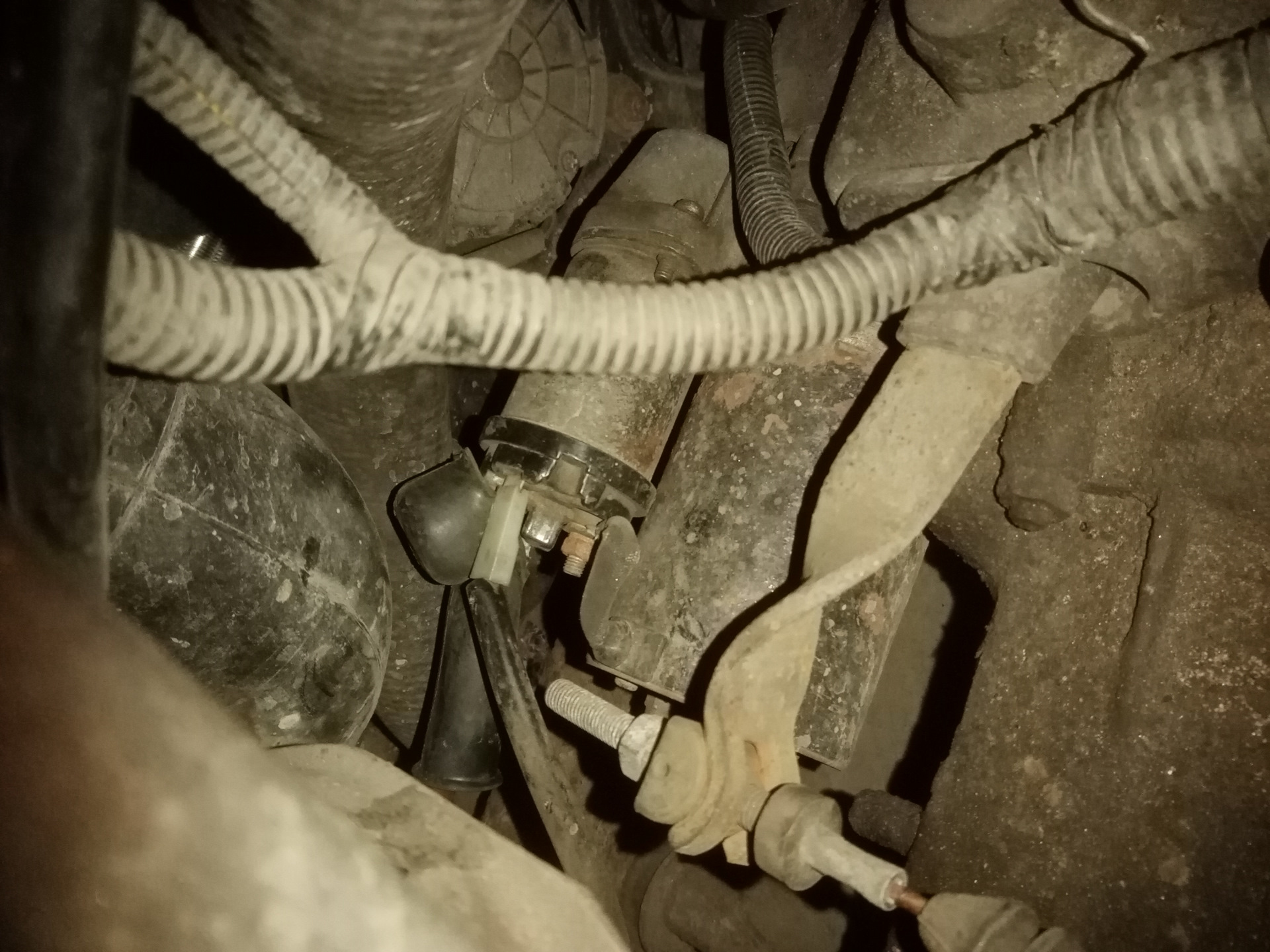 Установка кожуха клеммы стартера, замена правой передней колонки — Lada ...