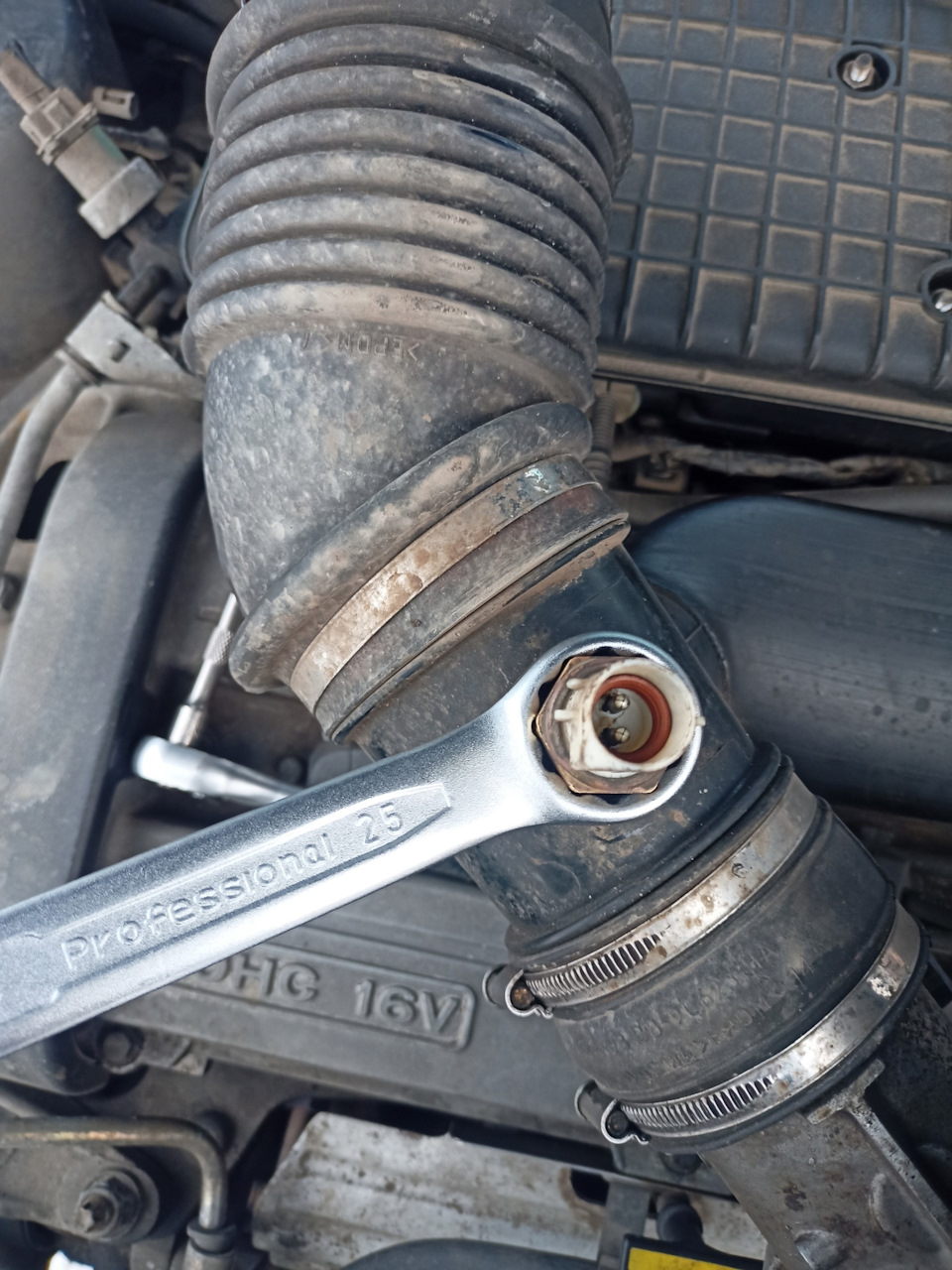 Родной датчик откручивать 25 ключом — Ford Mondeo I
