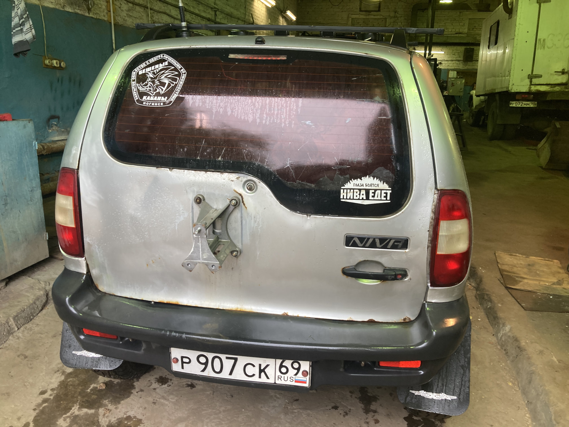 Тонировка заднего стекла нивы. Нива шевроле. заднее стекло. оперение нива шевроле. вклейка заднего стекла шевроле блейзер.