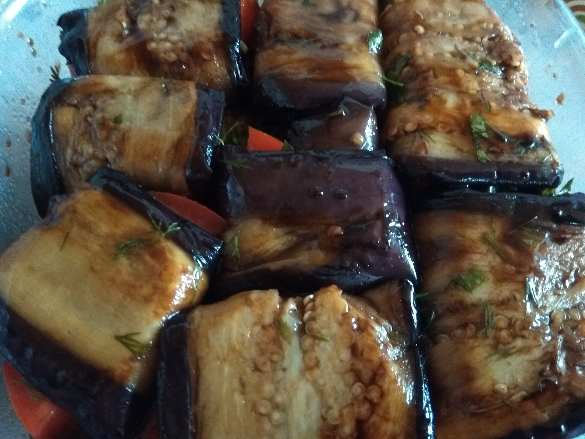 Язычки из баклажанов с чесноком и помидорами