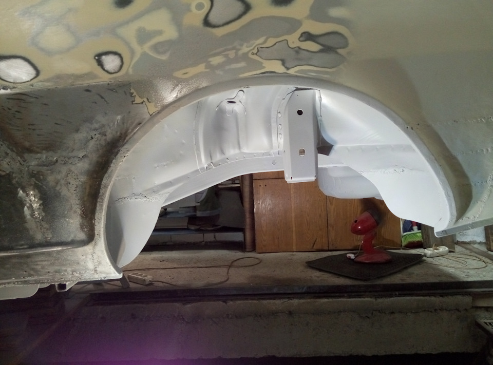 Грунтование задних колесных арок и задней части кузова — Volvo 360, 2 л ...