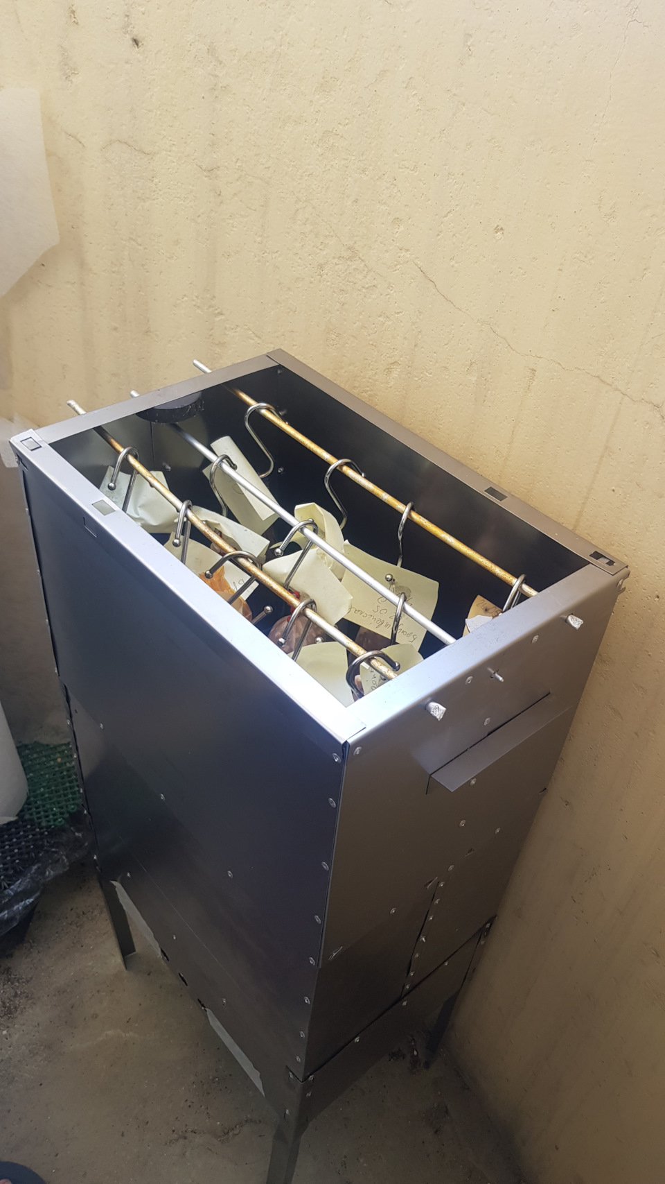 сырокопченая колбаса в домашних условиях рецепт по госту. m4AAAgG1k A 960. сырокопченая колбаса в домашних условиях рецепт по госту фото. сырокопченая колбаса в домашних условиях рецепт по госту-m4AAAgG1k A 960. картинка сырокопченая колбаса в домашних условиях рецепт по госту. картинка m4AAAgG1k A 960. Сырокопченая колбаса – это достаточно дорогой, но при этом невероятно вкусный и ароматный деликатес, который, как правило, подается на праздничный стол. Это отличный вариант закуски, которую можно не только купить в магазине, но и сделать самостоятельно в домашних условиях.