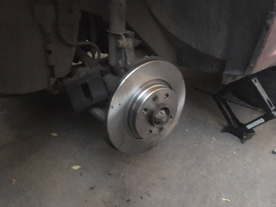 Замена тормозных дисков и колодок (перед) — Renault Logan (1G), 1,6 л ...