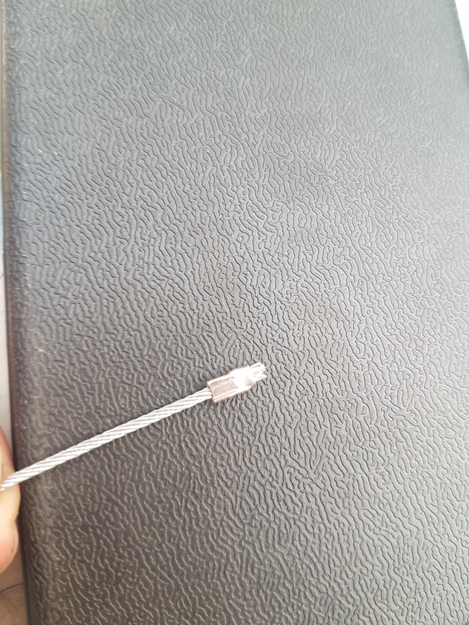 Самоделка. Тросик лючка бензобака. — Mitsubishi Colt VII, 1,1 л, 2010 ...