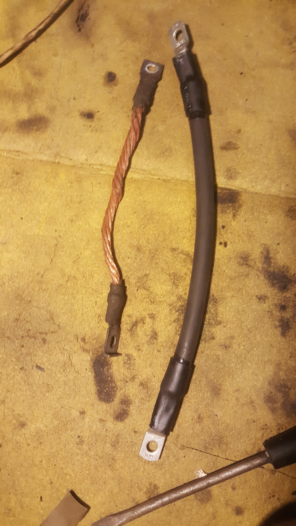 слева старая масса от кузова на двигатель. Изоляция раскрошилась в руках в процессе демонтажа. справа — новый провод. — BMW 5 series (E34)